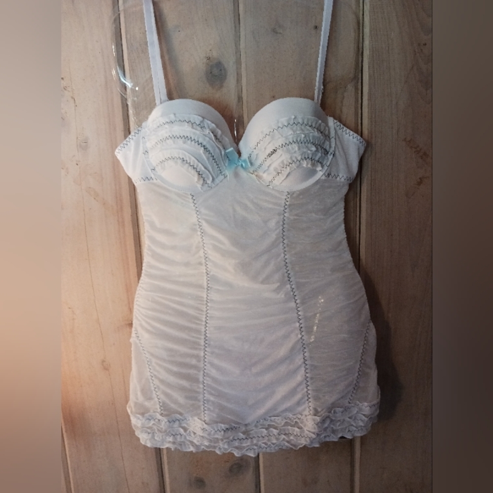 Elegant White Lace Bustier
